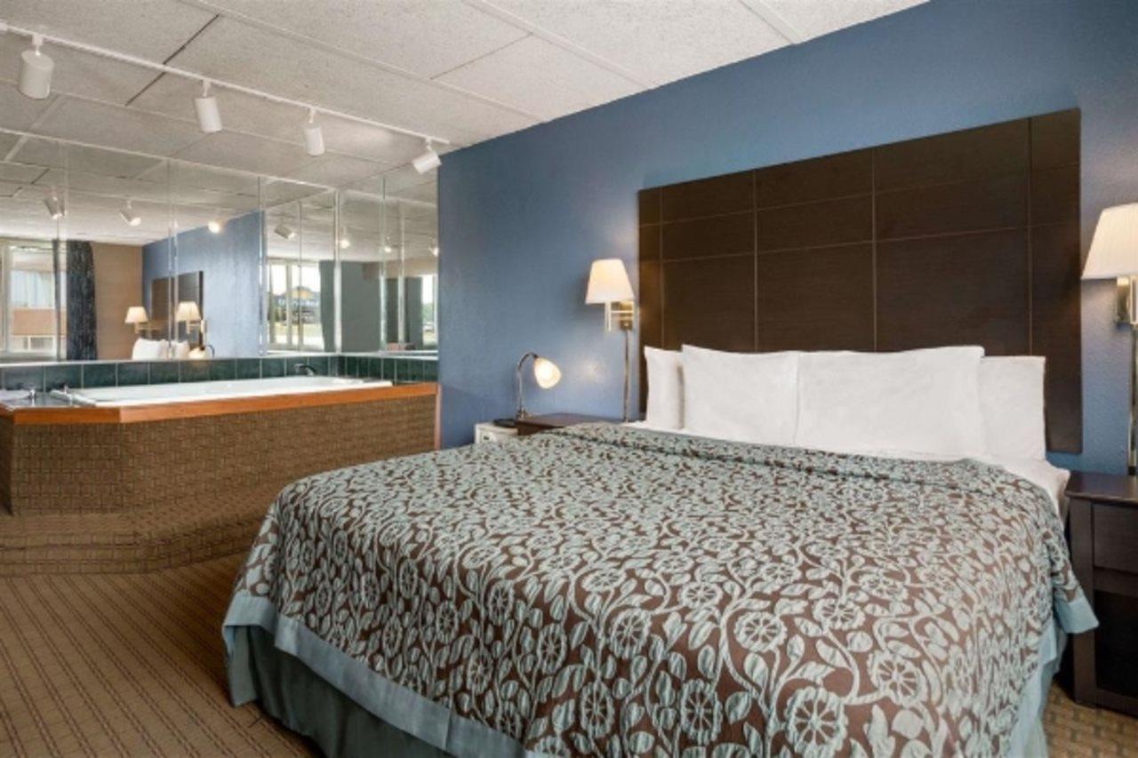 Days Inn By Wyndham Willoughby/Cleveland Eksteriør billede