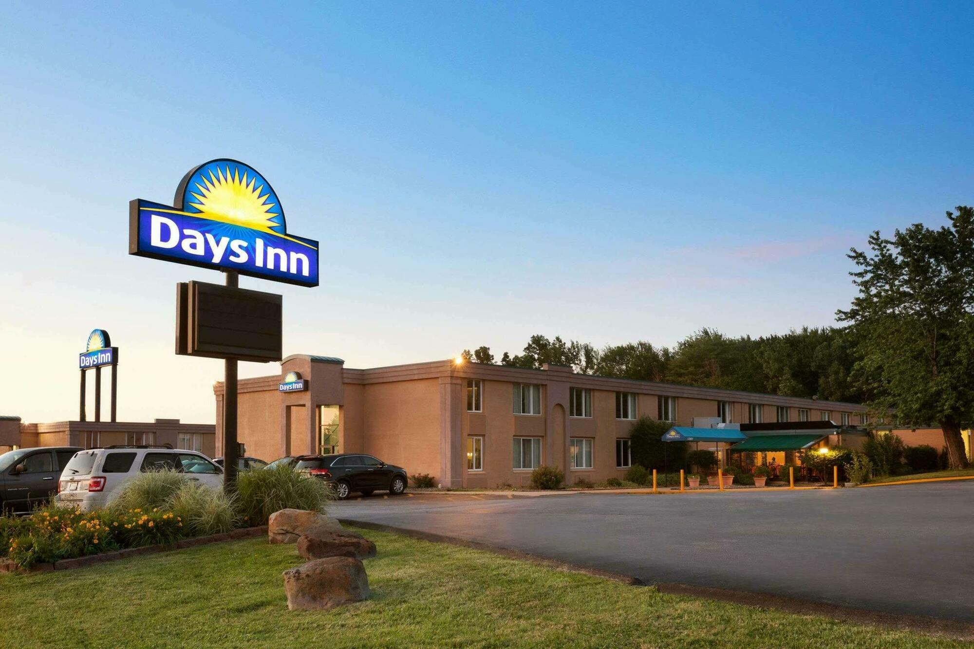 Days Inn By Wyndham Willoughby/Cleveland Eksteriør billede